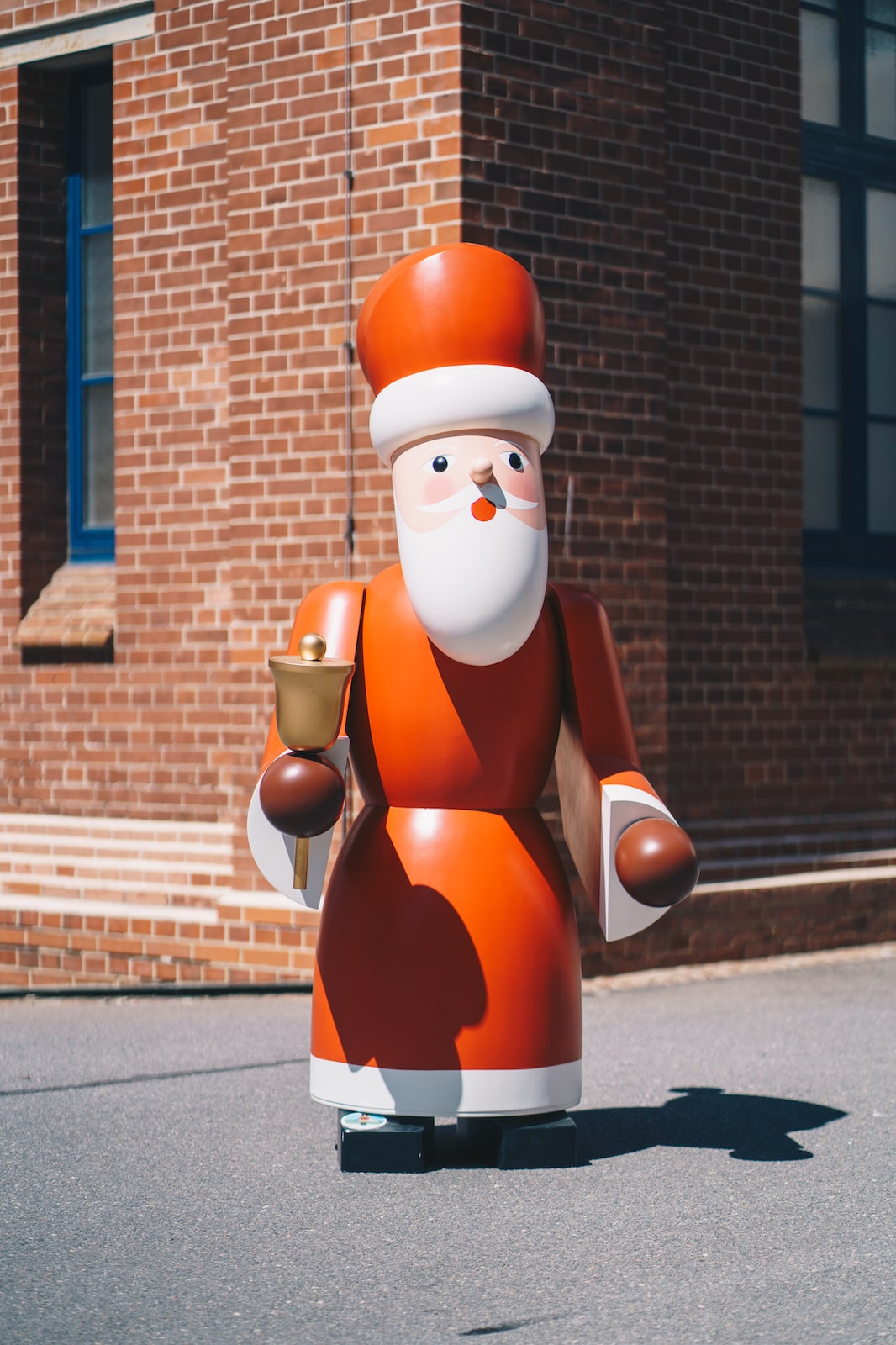 Im Bild ist eine etwa 2 Meter hoher Weihnachtsmann aus Holz zu sehen. Es handelt sich um Erzgebirgische Volkskunst.