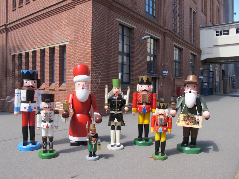 Im Bild sind 6 Großfiguren aus dem  Erzgebirge abgebildet. Diese dienen als Weihnachtsdeko in einem Einkaufszentrum.