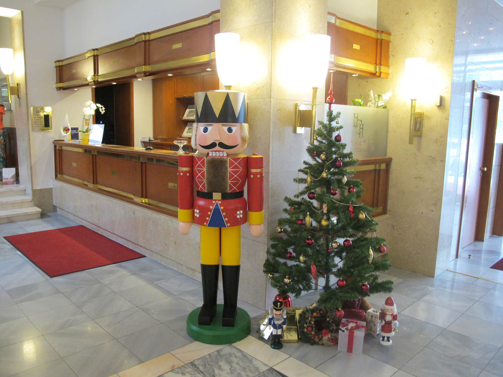 Weihnachtsdekoration für Hotels: lebensgroßer Nussknacker an Hotelrezeption